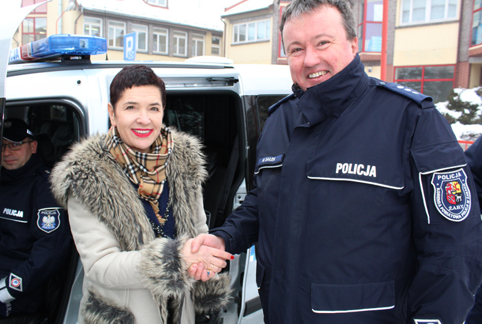 Ilustracja do informacji: Uroczyste przekazanie samochodów na potrzeby Policji w Powiecie Żarskim