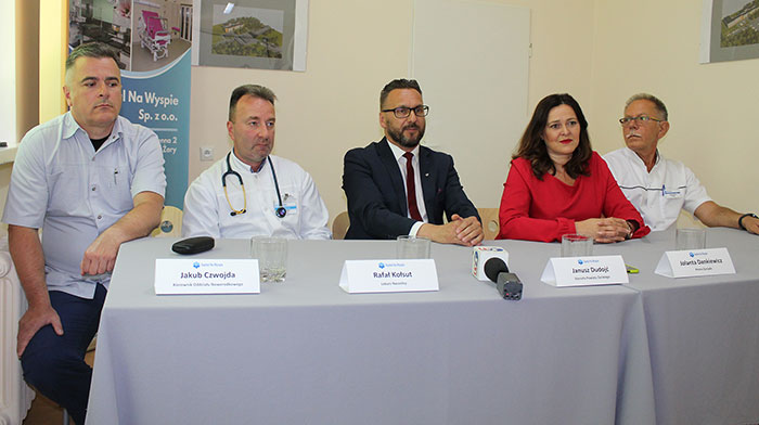 Ilustracja do informacji: Konferencja prasowa dotycząca nowych perspektyw powiatowego szpitala Na Wyspie w Żarach