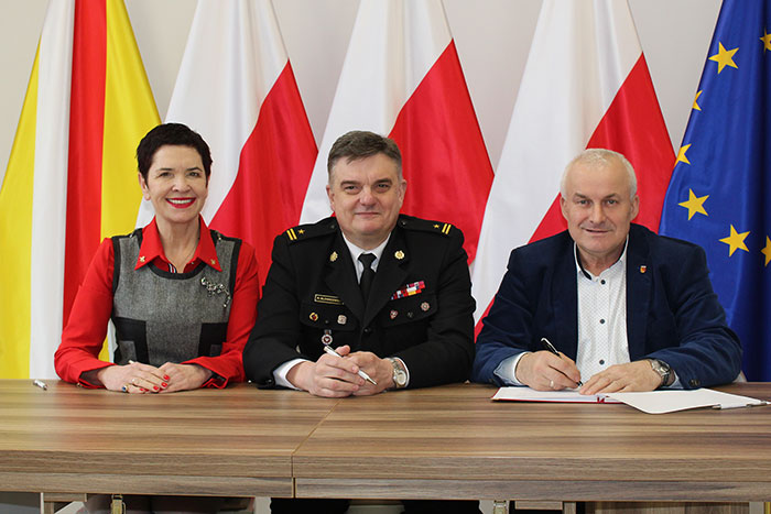Ilustracja do informacji: Umowa podpisana! Powiat Żarski dofinansuje budowę nowoczesnej strażnicy