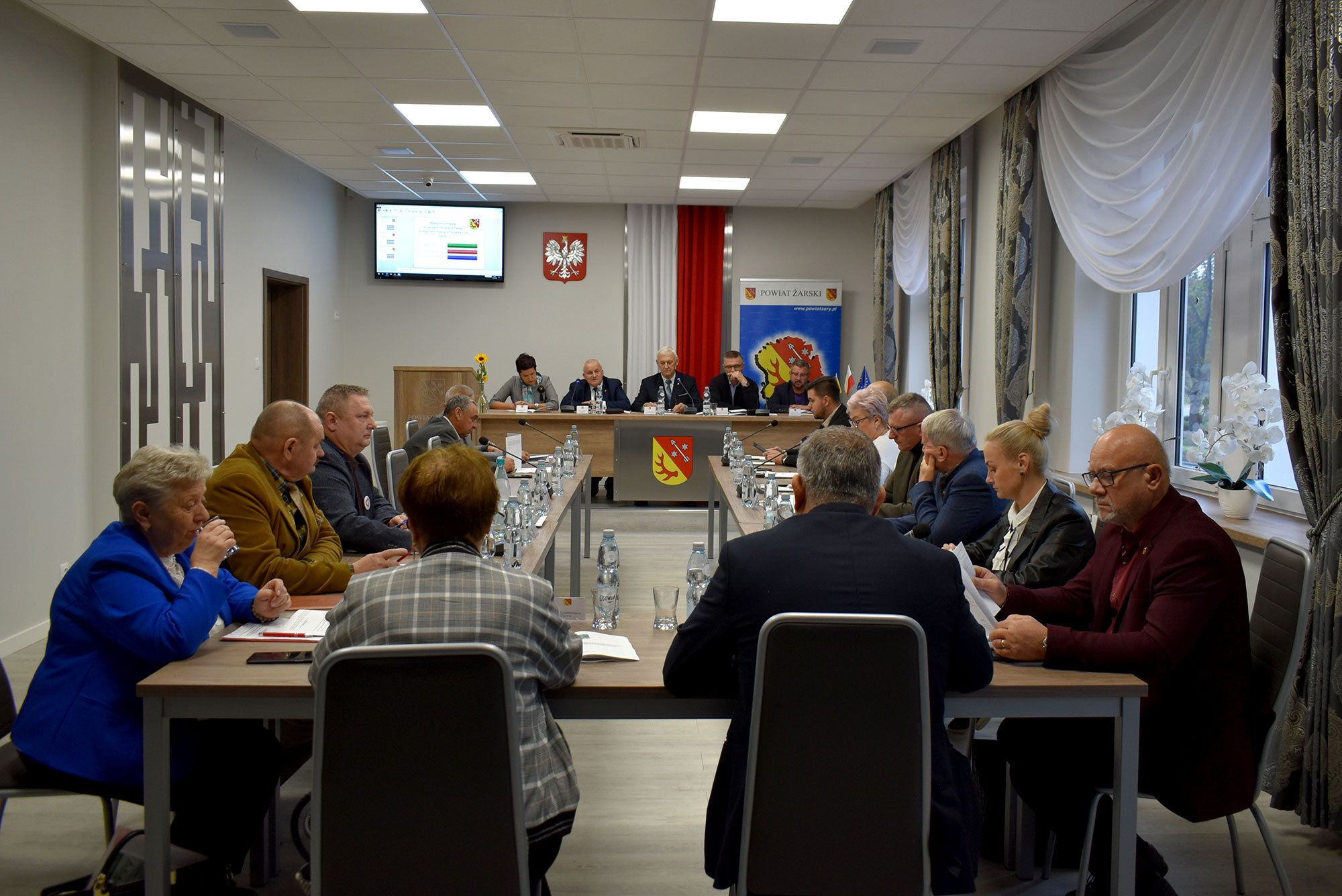 Ilustracja do informacji: Nadzwyczajna sesja Rady Powiatu Żarskiego