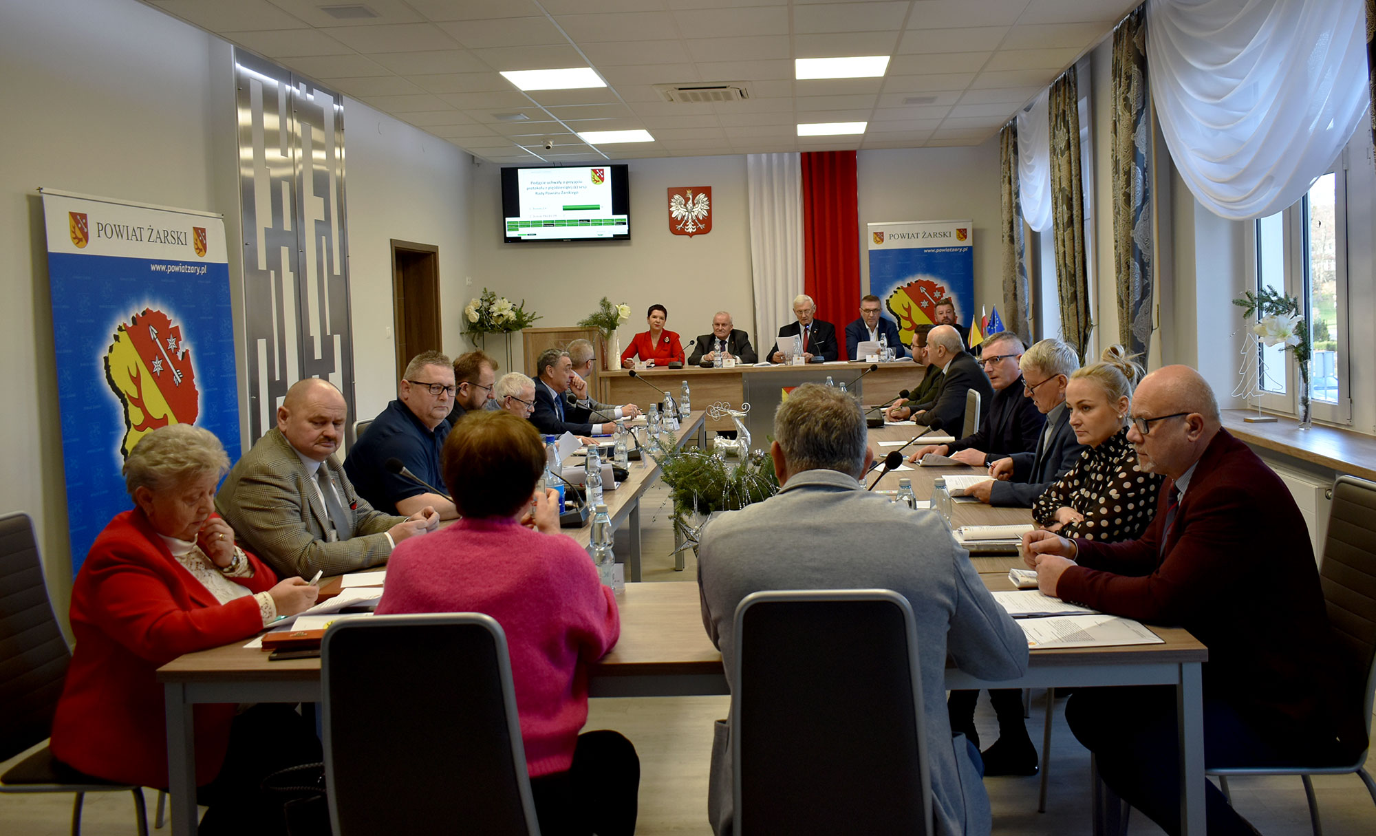 Ilustracja do informacji: Rada Powiatu Żarskiego przyjęła budżet na 2024 rok!